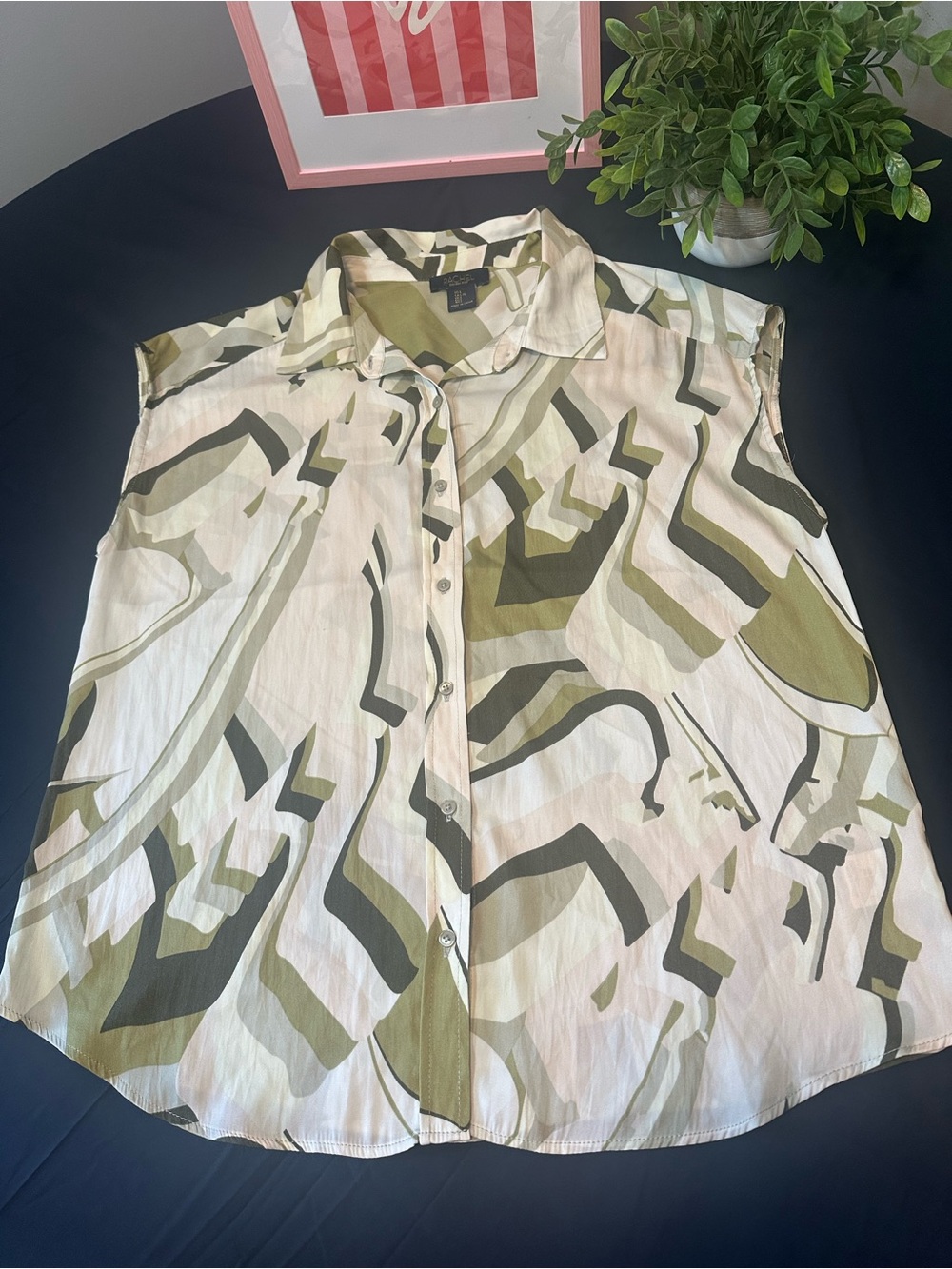 Rachael Ray Olive, Dark Green and Cream Abstract Sleeveless Button-Up Blouse
